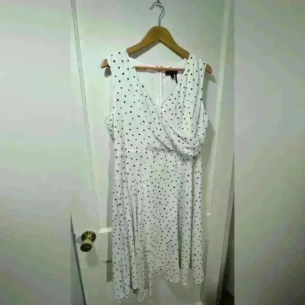 Donna Karan Faux Wrap Dress Womens 14
White Black Polka Dot Asymmetrical V Neck - Picture 2 of 5